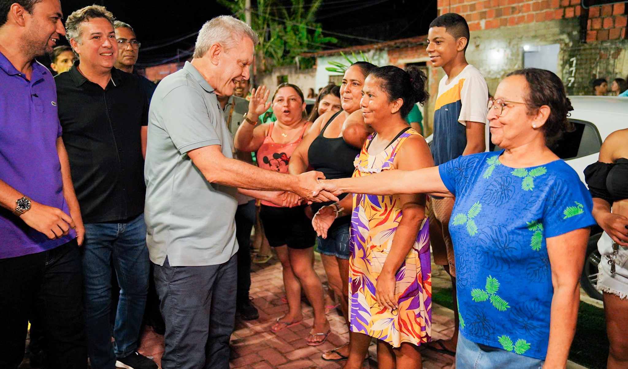 prefeito Sarto cumprimenta uma senhora